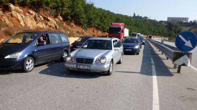 Bllokohet Rruga e Kombit, pushuesit nga Kosova drejt Shqiperise